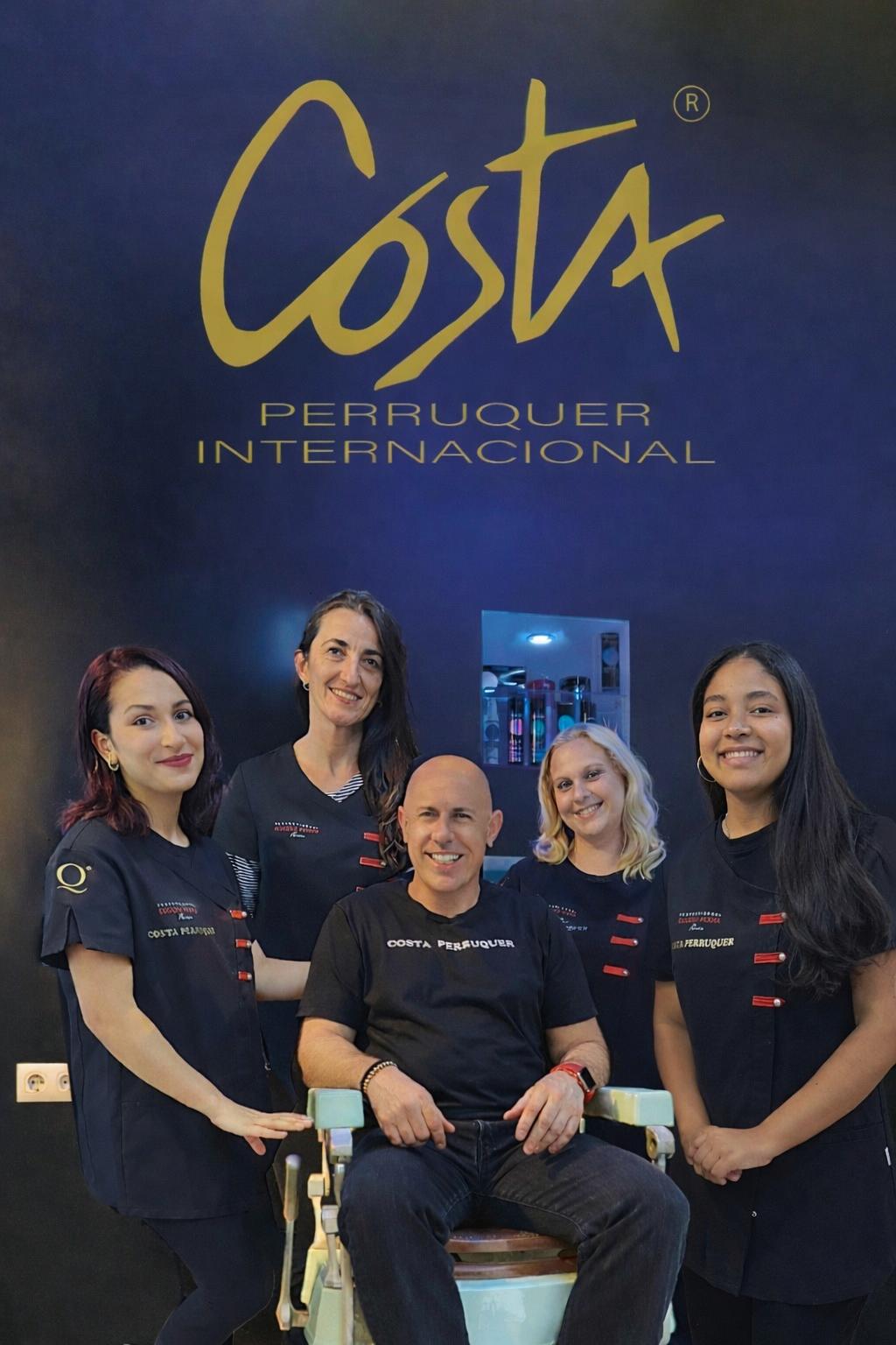 Equip de perruqueria davant del logotip Costa