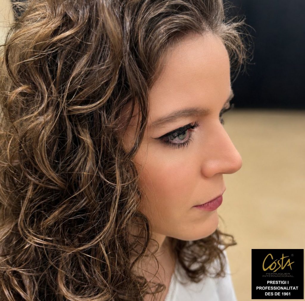 Perfil de dona amb cabells arrissats definits