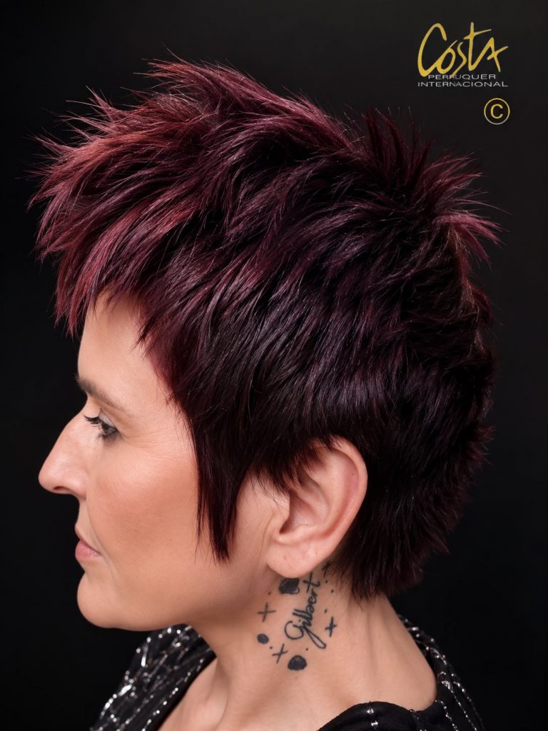 Dona amb cabell curt granat de perfil