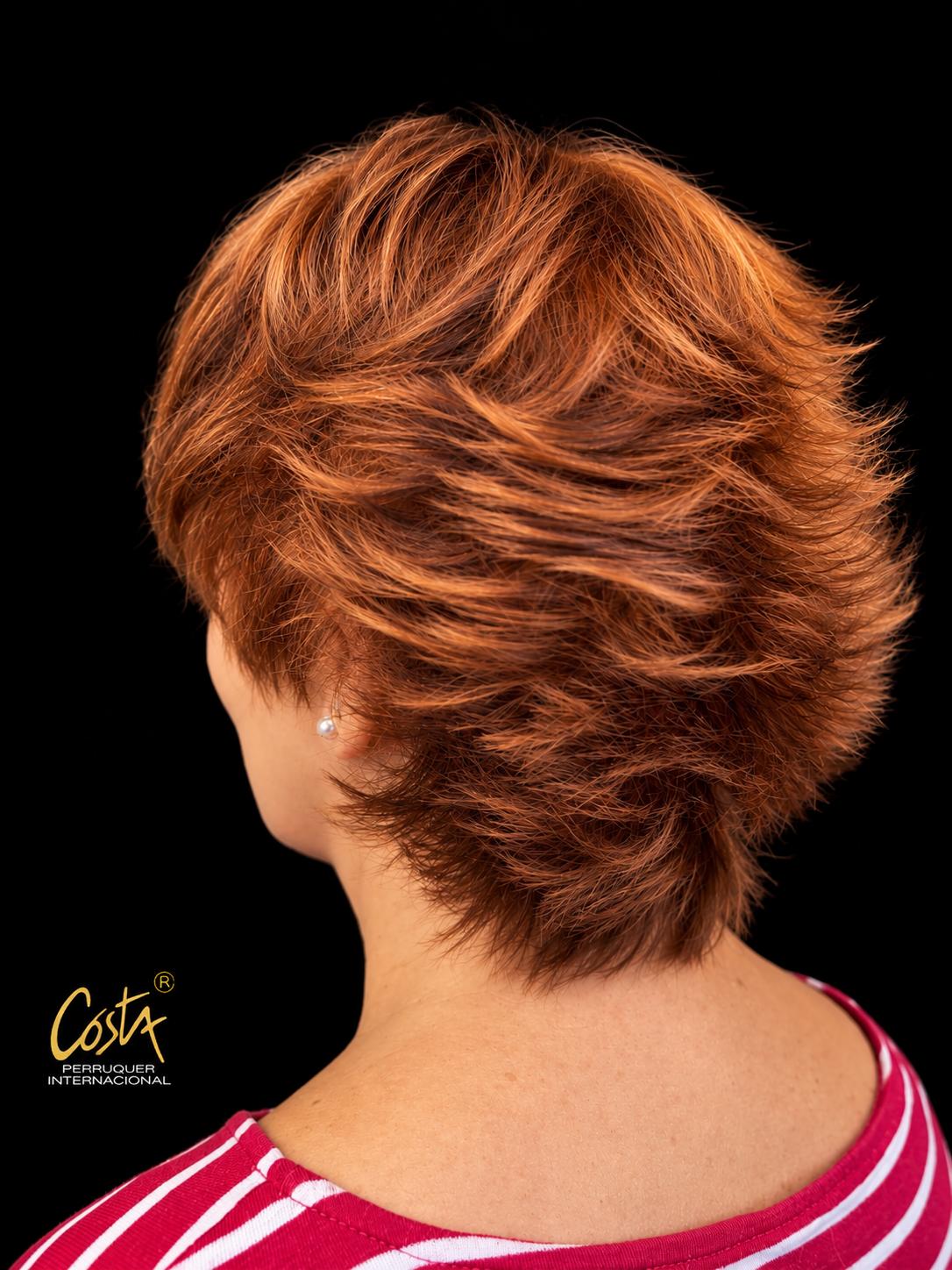 Pentinat curt castany rogenc amb capes voluminoses